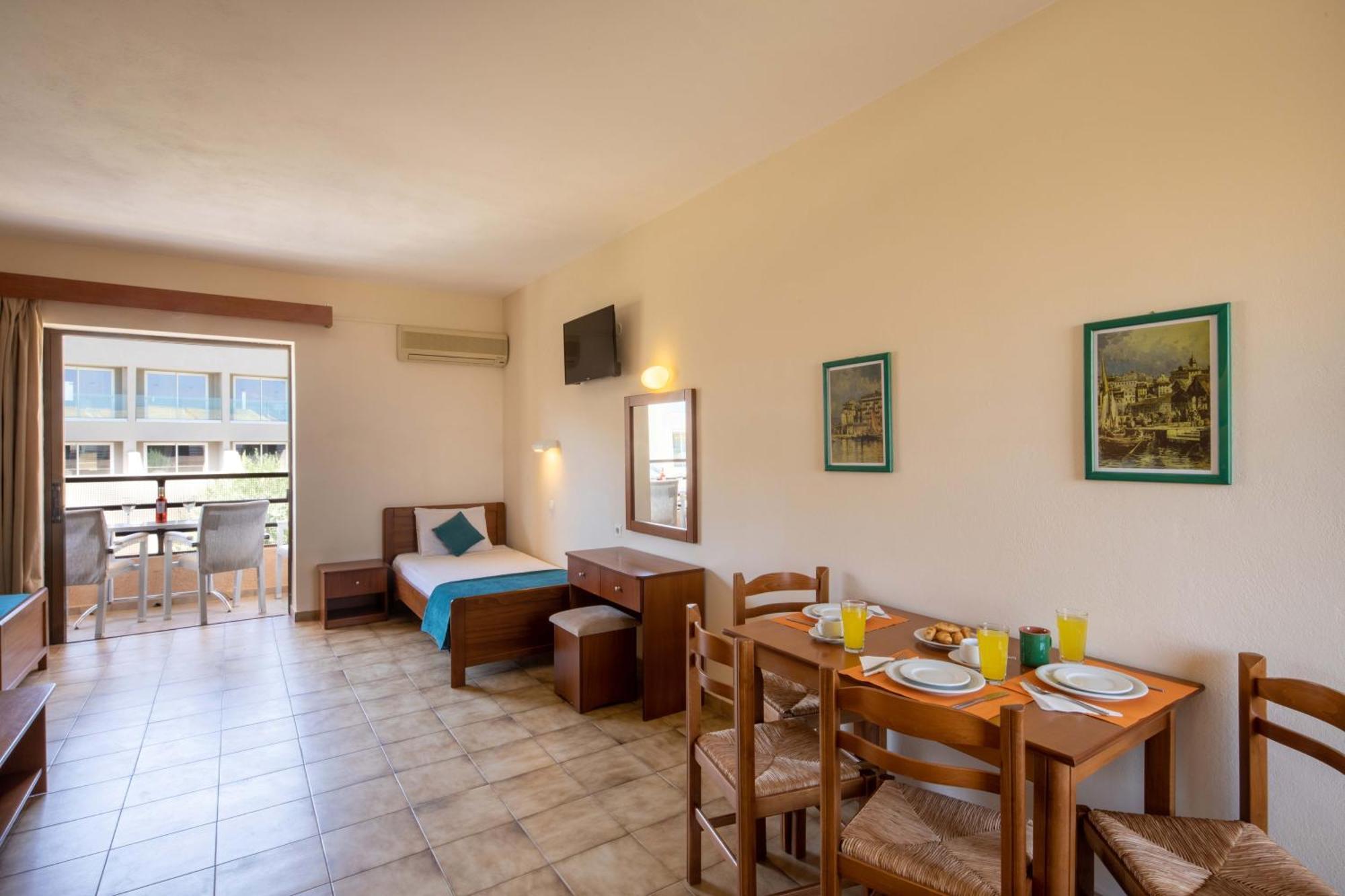 Hotel Rossis Mesongi Exterior photo